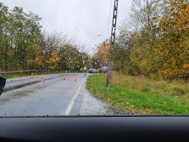 Wypadek na ul. Droga Dębińska – trasa zablokowana