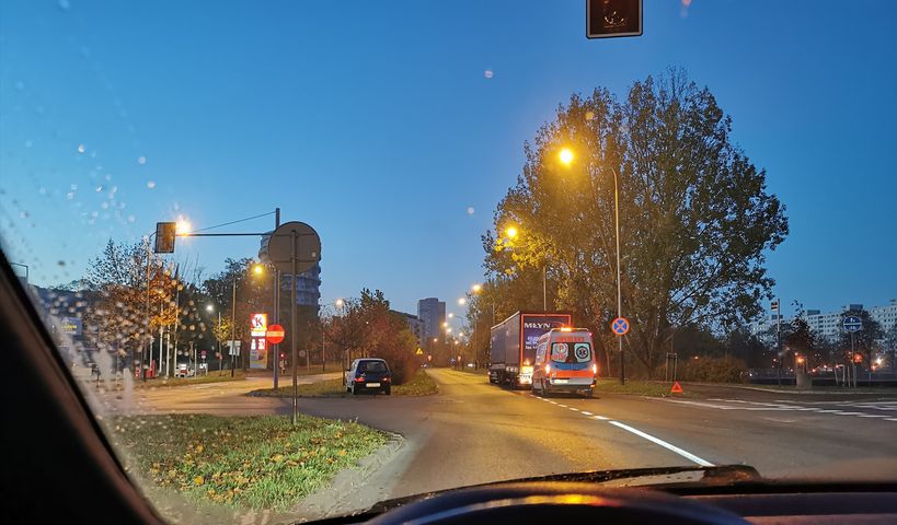 Zderzenie samochodu z ciężarówką na skrzyżowaniu ul. Kurlandzkiej i Chartowo