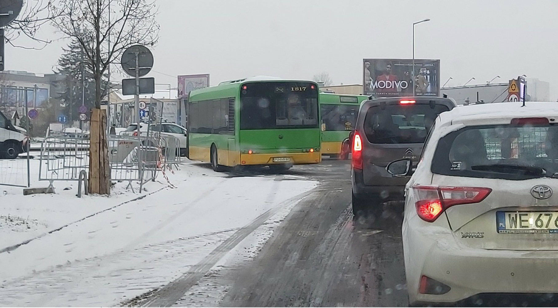 “Złamany” autobus utrudnia przejazd ul. Jana Pawła II