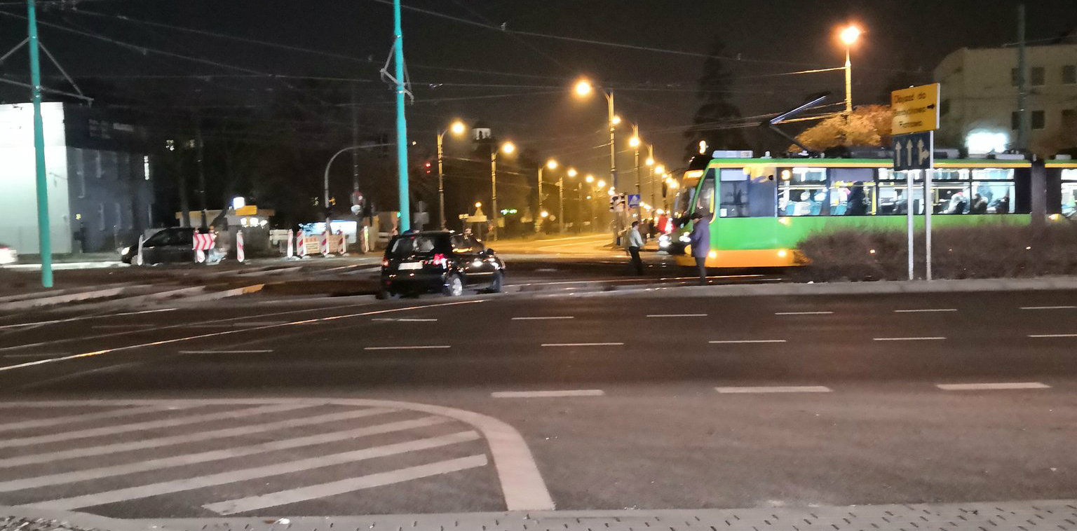 Samochód wypadł z jezdni i wpadł na torowisko na skrzyżowaniu ul. Kórnickiej i Jana Pawła II