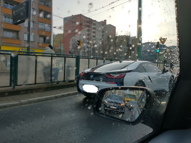 Zepsuty samochód utrudnia przejazd ul. Głogowską – korek!