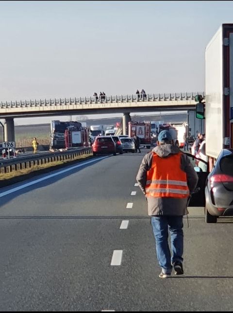 Autostrada A2 zablokowana po wypadku z udziałem samochodu ciężarowego