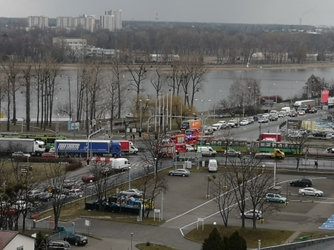 Zderzenie samochodu z tramwajem, utrudnienia na skrzyżowaniu ul. Baraniaka i Jana Pawła II
