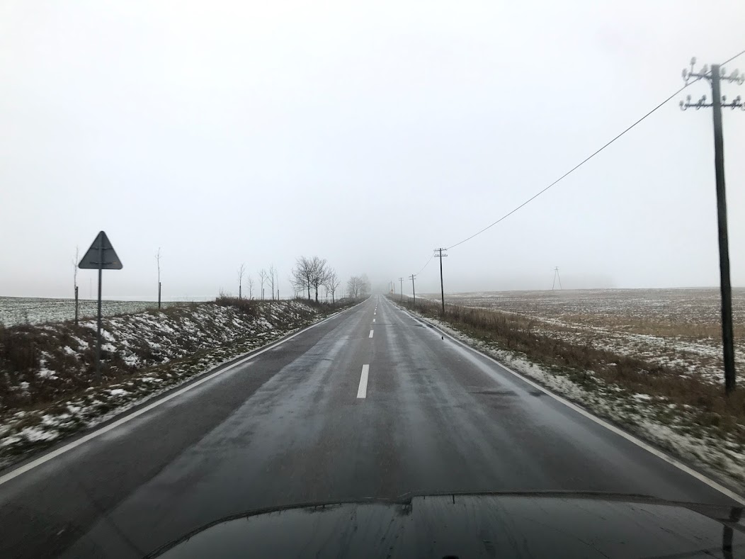 Lokalnie na drogach może być ślisko; jazdę utrudniają opady śniegu, deszczu i mgła