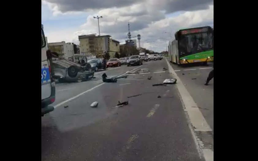 Zderzenie samochodów na skrzyżowaniu ul. Szeligowskiego i Opieńskiego, jeden z pojazdów dachował