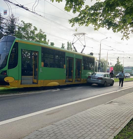 Kolizja samochodu z tramwajem na ul. Winogrady