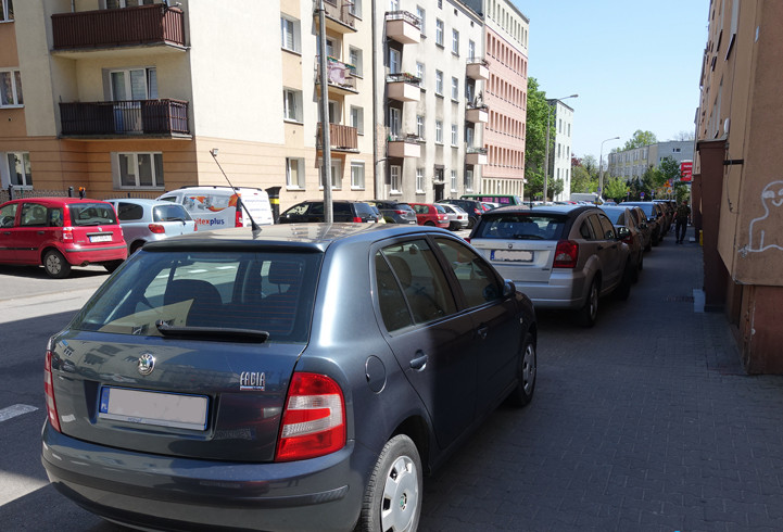 Kierowcy jeżdżą pod prąd i parkują na chodnikach ignorując zmiany w organizacji ruchu na ul. Potockiej