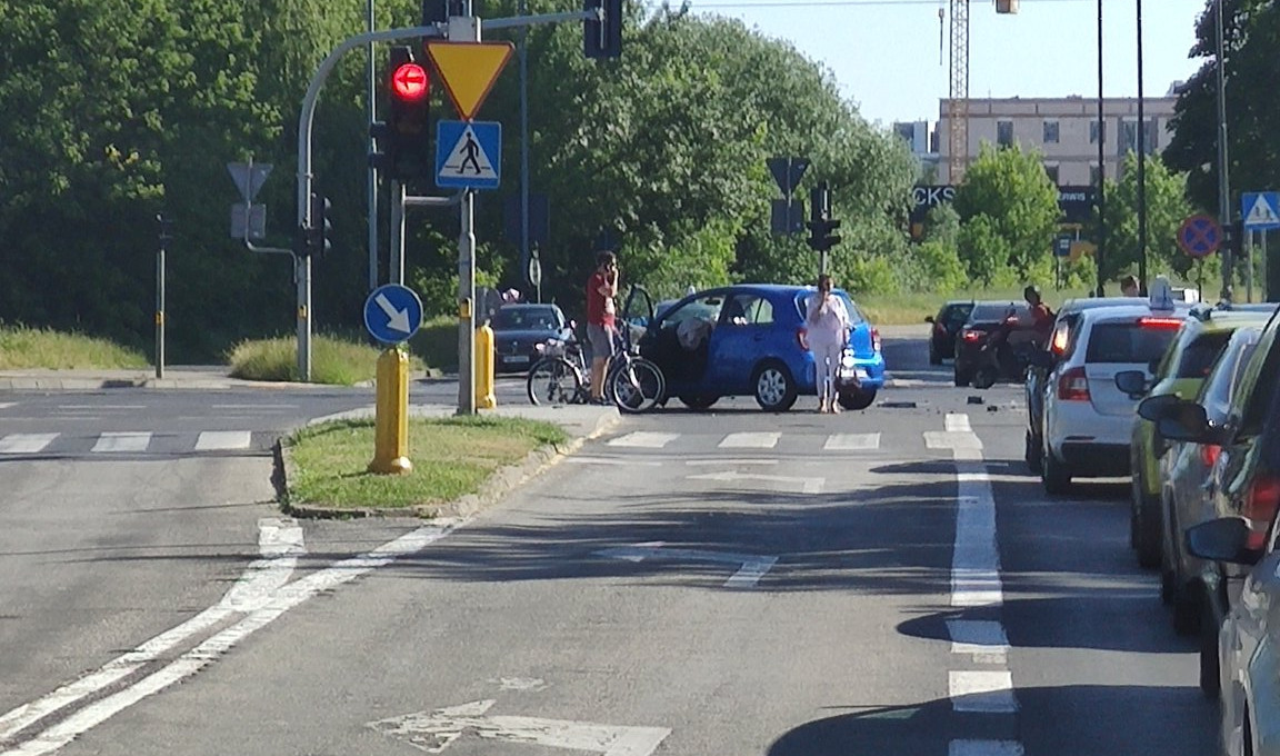 Wypadek na skrzyżowaniu ul. Hetmańskiej i Dmowskiego, droga zablokowana