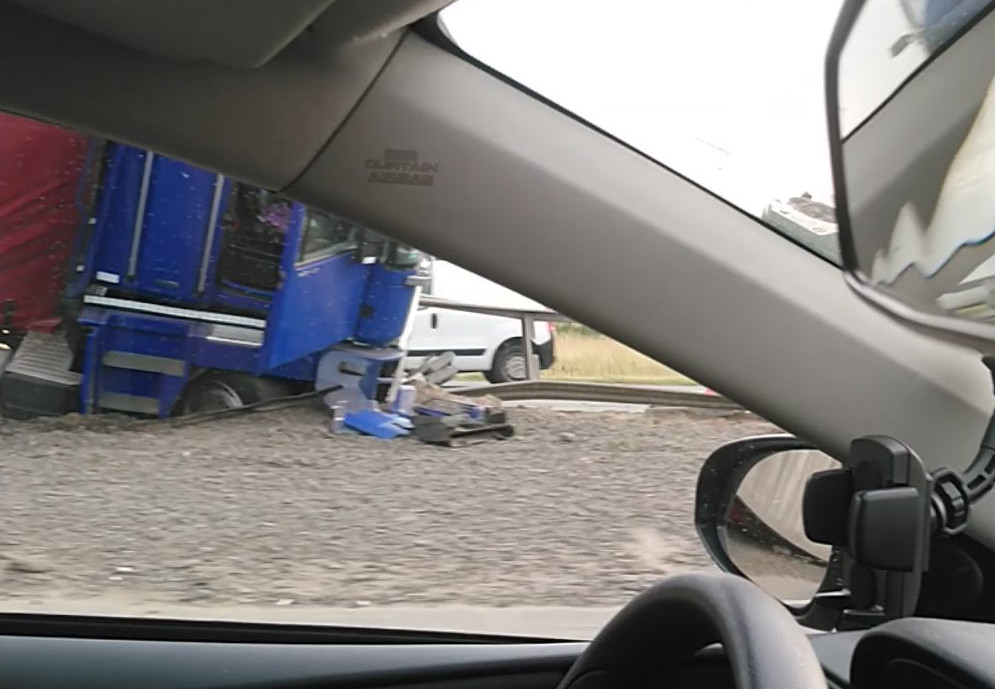 Ciężarówka wpadła na barierki, duże utrudnienia na poznańskim odcinku autostrady A2