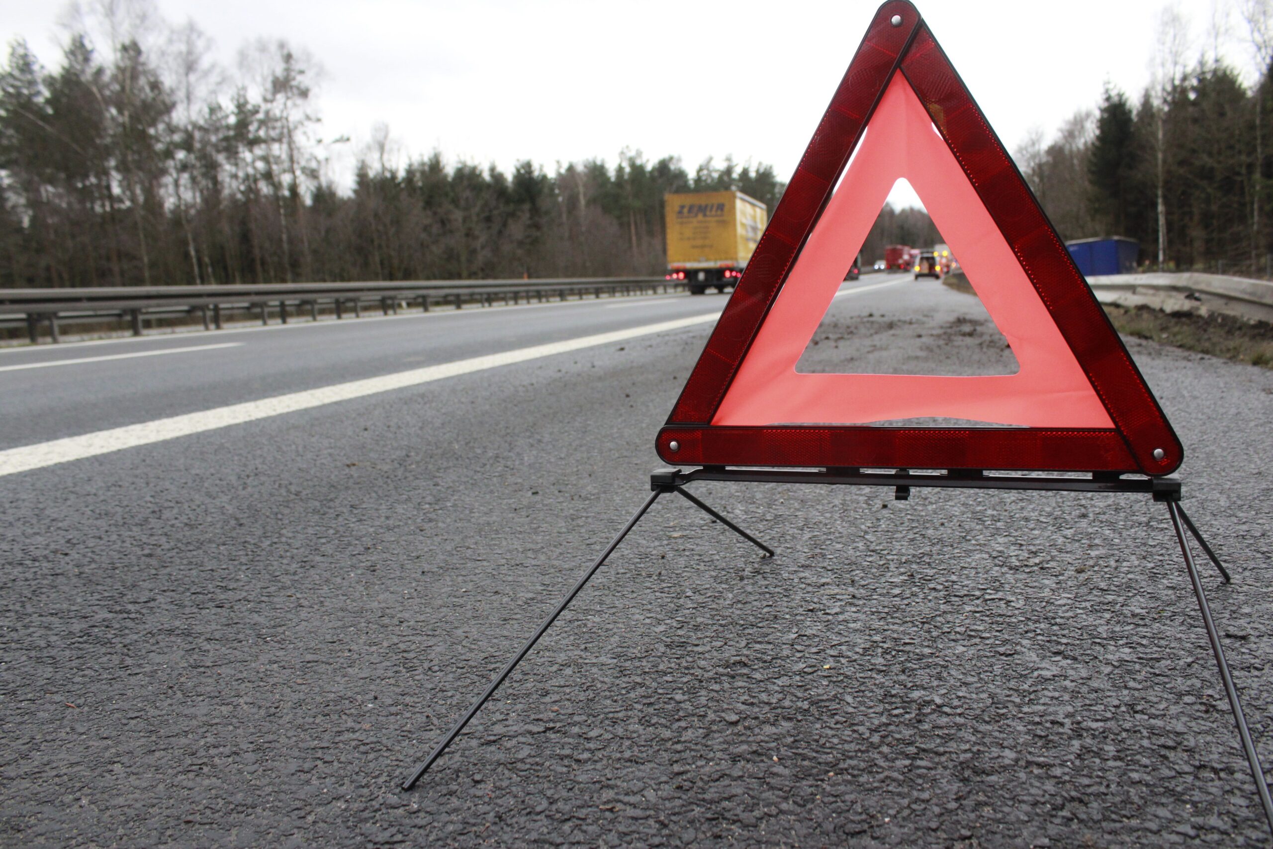Samochód uderzył w bariery – utrudnienia na węźle Poznań-Zachód