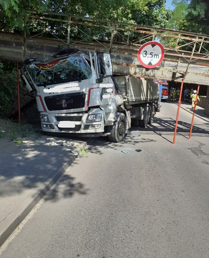 Samochód ciężarowy “przestawił” wiadukt kolejowy w Sierakowie