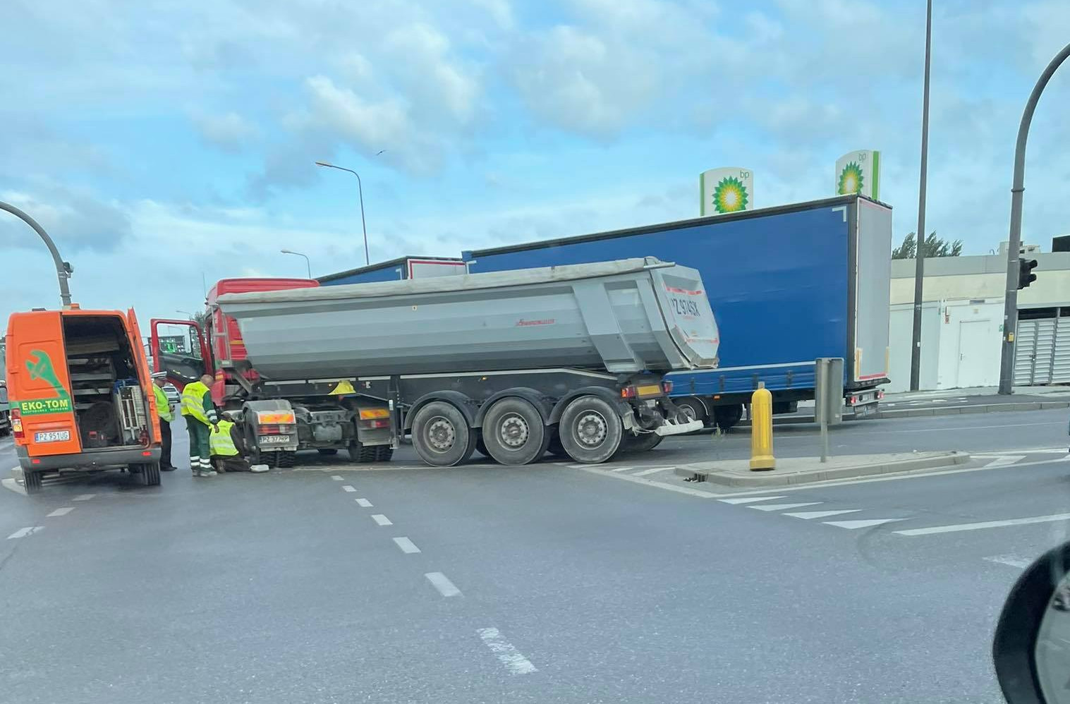Uszkodzona ciężarówka na skrzyżowaniu ul. Bałtyckiej i Gdyńskiej – duże utrudnienia w ruchu
