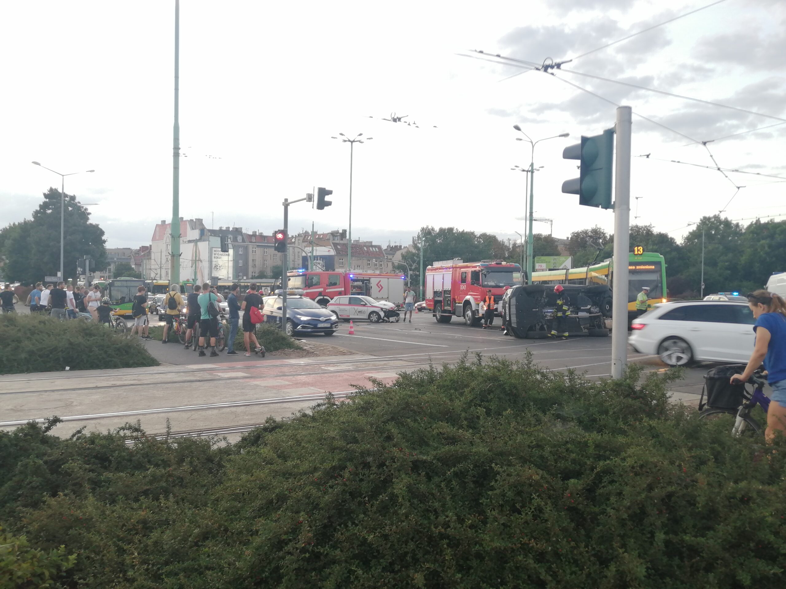 Zderzenie samochodów na Rondzie Śródka, jeden z pojazdów jest przewrócony (Aktualizacja)