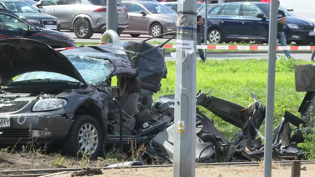 Jedna osoba nie żyje, trzy zostały ranne w zderzeniu samochodu z lokomotywą na przejeździe w Pleszewie