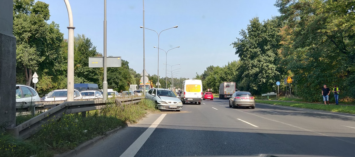 Samochód uderzył w bariery na ul. Niestachowskiej – utrudnienia w ruchu