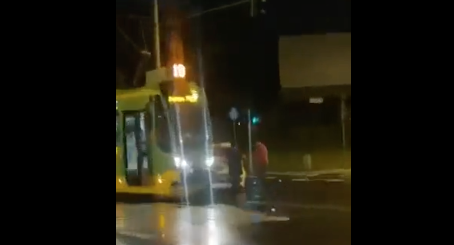 Zderzenie samochodu z tramwajem na skrzyżowaniu ul. Pułaskiego i Przepadek