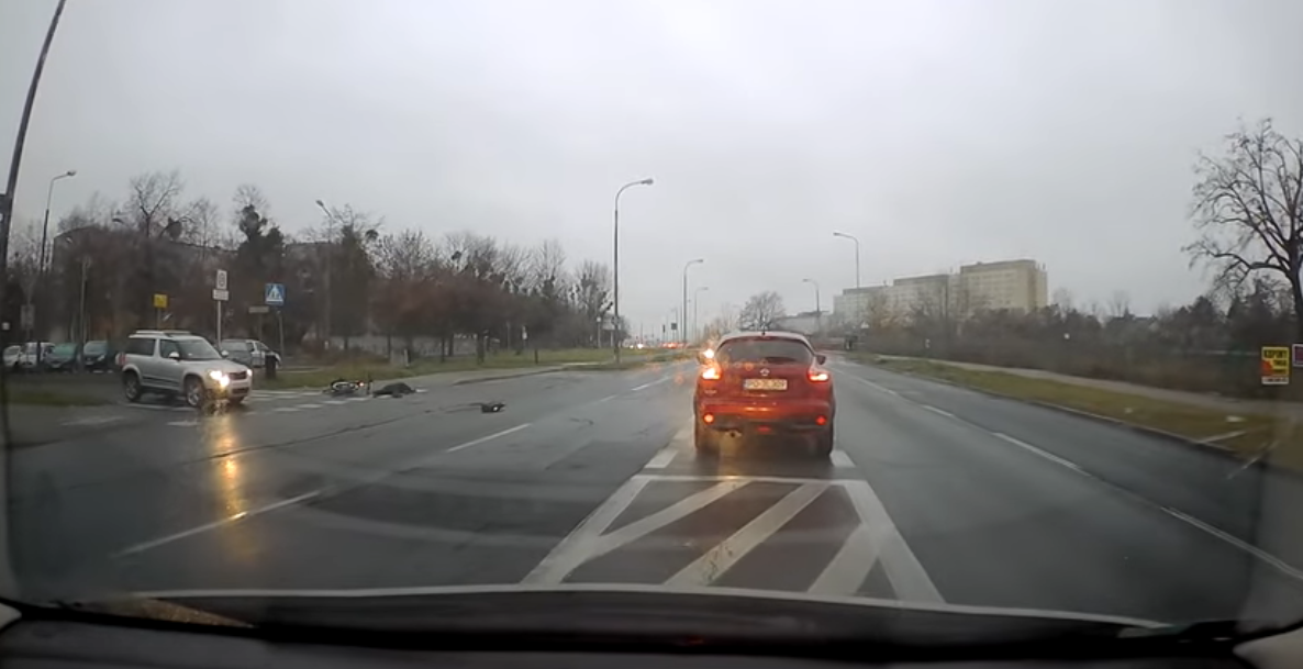 Potrącenie rowerzysty na ul. Mieszka I. W Internecie opublikowano nagranie z wypadku