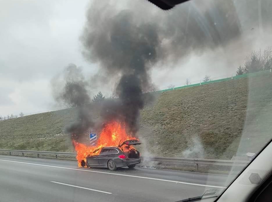 Pożar samochodu na autostradzie A2