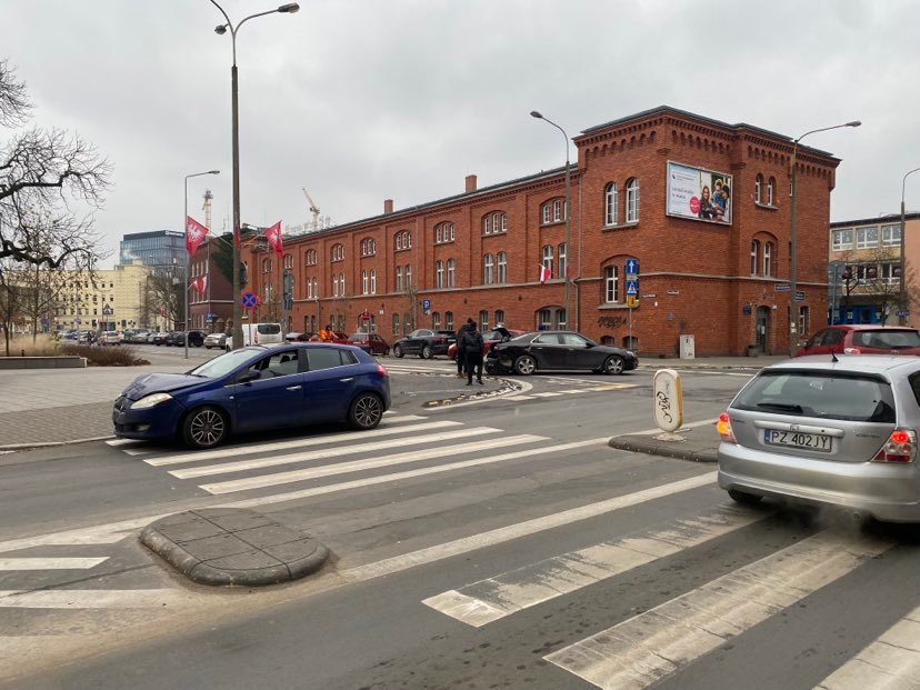 Zderzenie samochodów na skrzyżowaniu ul. Ogrodowej i Ratajczaka