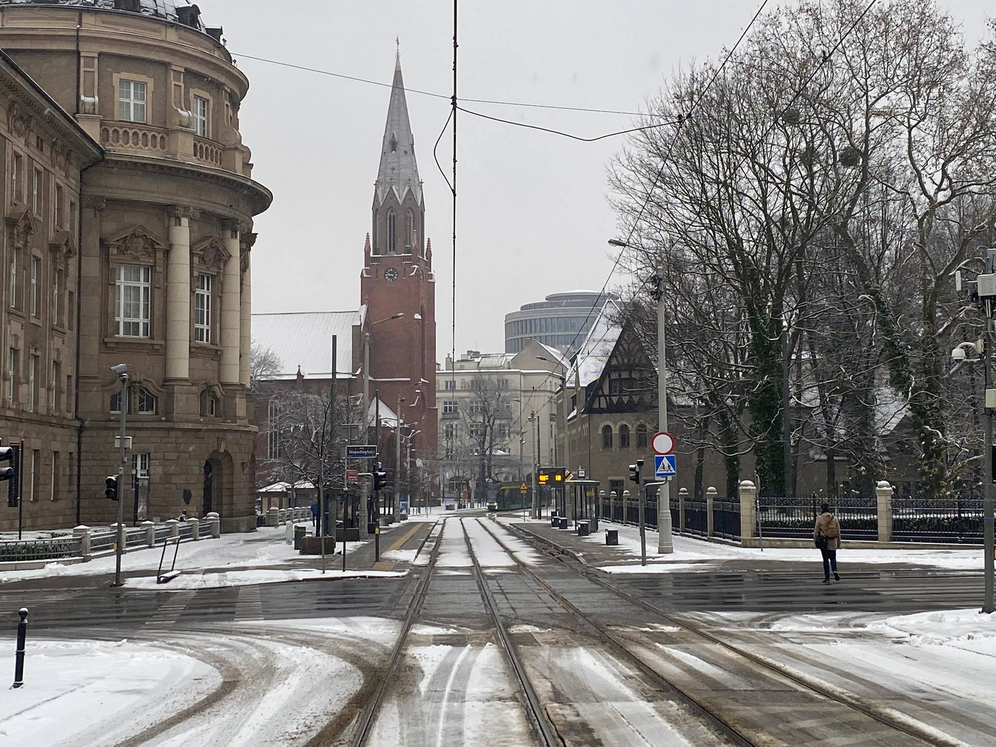 Poznań cały w śniegu, jak służby radzą sobie z odśnieżaniem ulic?