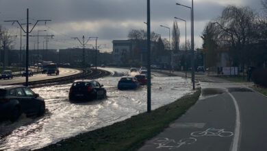 Ulica Jana Pawła II zalana – utrudnienia w ruchu!