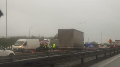 Ciężarówka uderzyła w barierki na A2, gigantyczne korki.