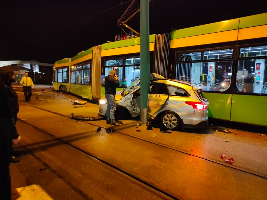 Zderzenie samochodu z tramwajem na ul. Szwedzkiej – utrudnienia