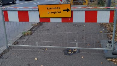 Remont budynku u zbiegu ul. Łąkowej i Królowej Jadwigi. Utrudnienia dla pieszych i kierowców