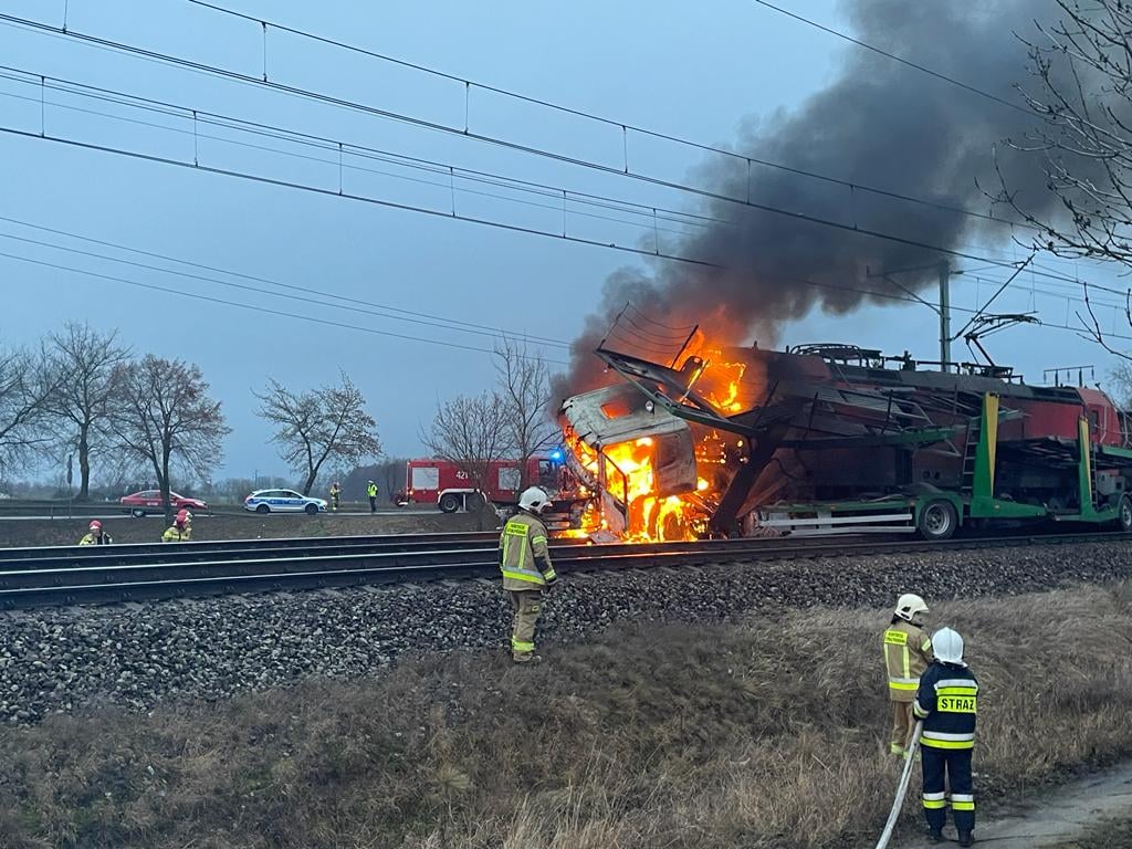 Ciężarówka zderzyła się z pociągiem i stanęła w płomieniach. Utrudnienia na DK15 i trasie kolejowej Poznań-Olsztyn