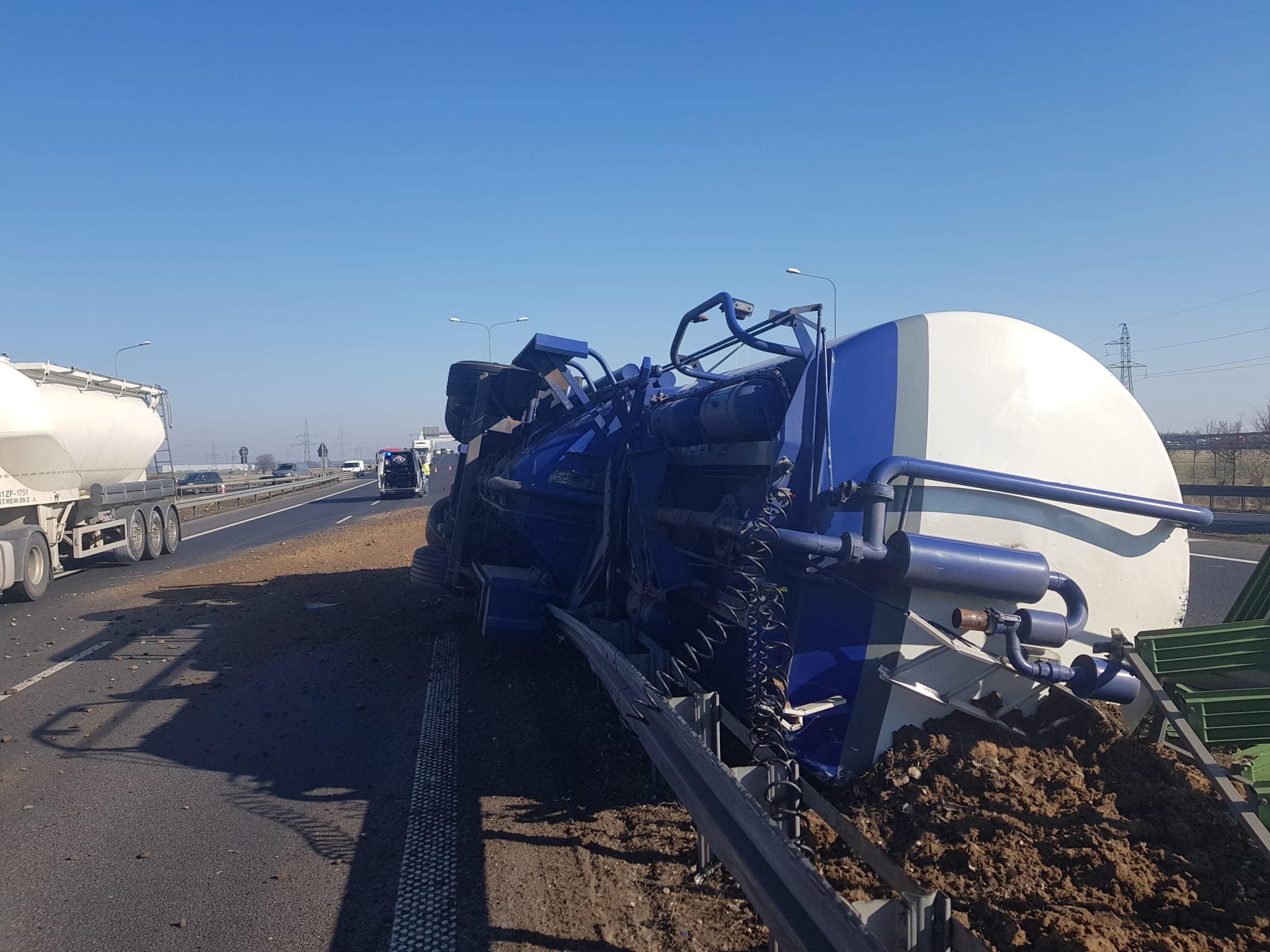 Przewrócona ciężarówka na węźle Poznań Zachód, przewożony granulat rozsypał się na jezdnię – utrudnienia na S5 i S11