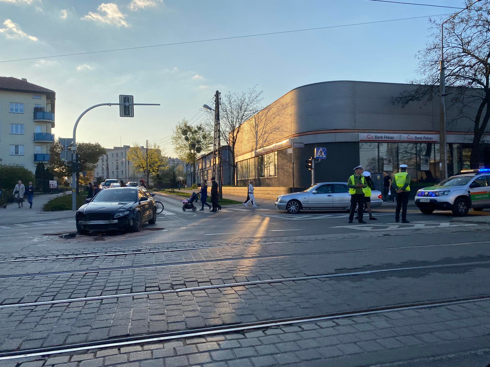 Wypadek z udziałem samochodu i motocykla. Utrudnienia na skrzyżowaniu ul. Głogowskiej i Palacza