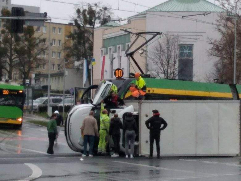 Zderzenie tramwaju z samochodem dostawczym na skrzyżowaniu ul. Słowiańskiej, Naramowickiej i Wilczak