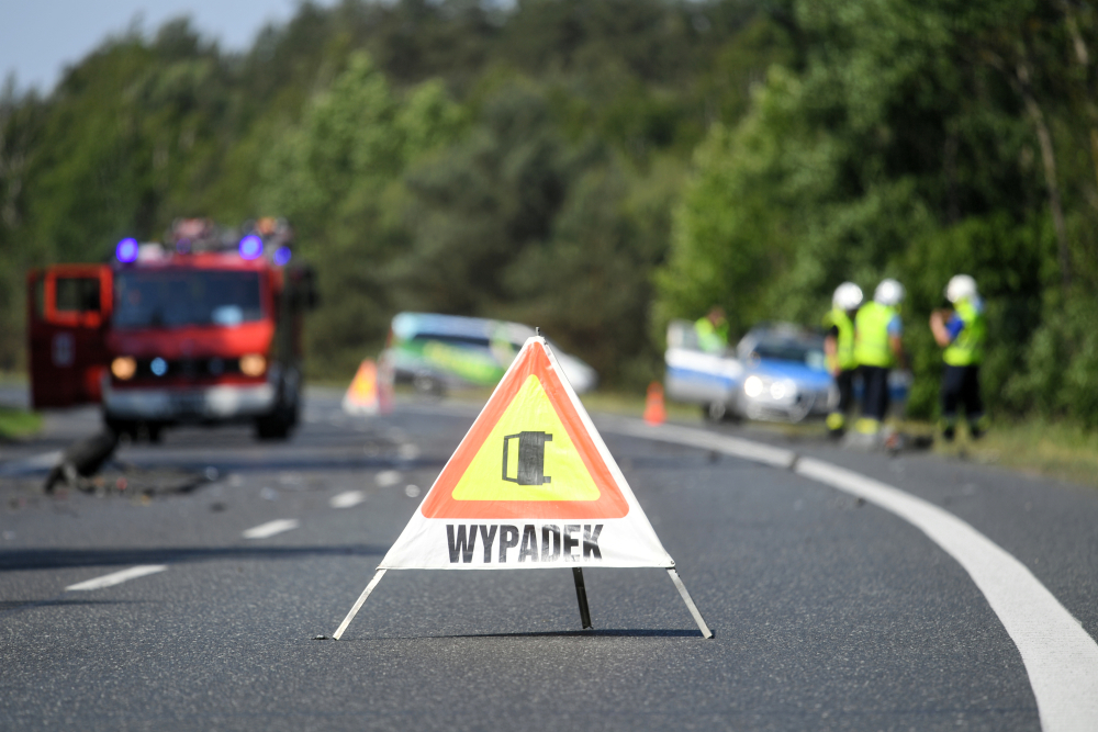 “Auto jest praktycznie całe zgniecione” – Wypadek śmiertelny na DW434, droga zablokowana