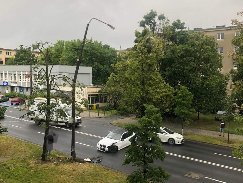 Samochód uderzył w słup na ul. Grochowskiej – utrudnienia