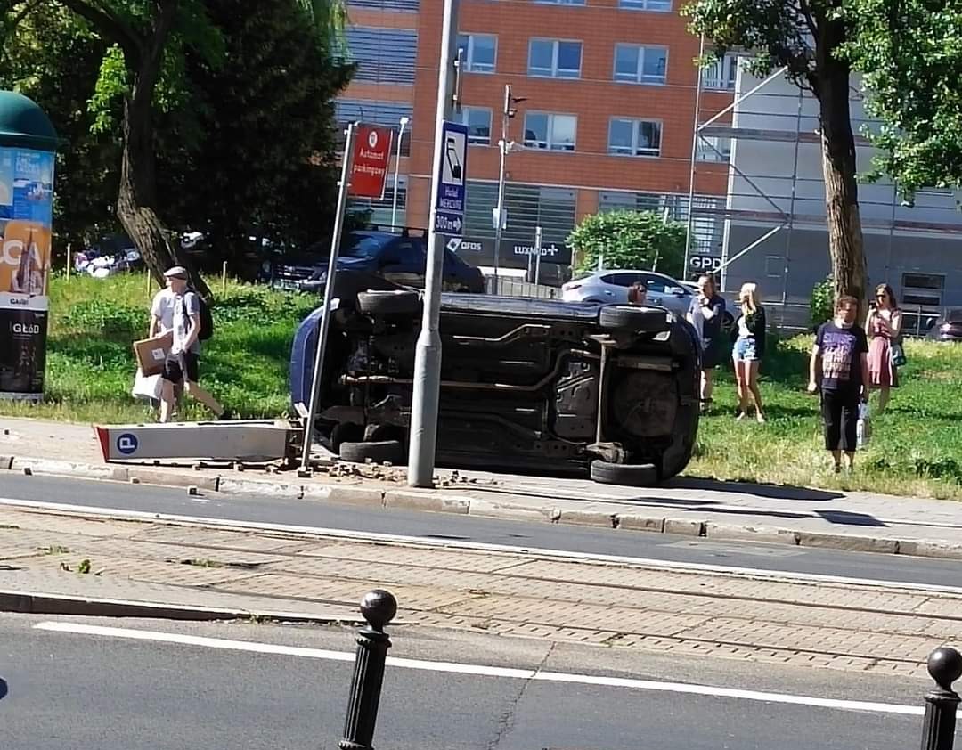Samochód wypadł z drogi i przewrócił się na bok na ul. Dąbrowskiego