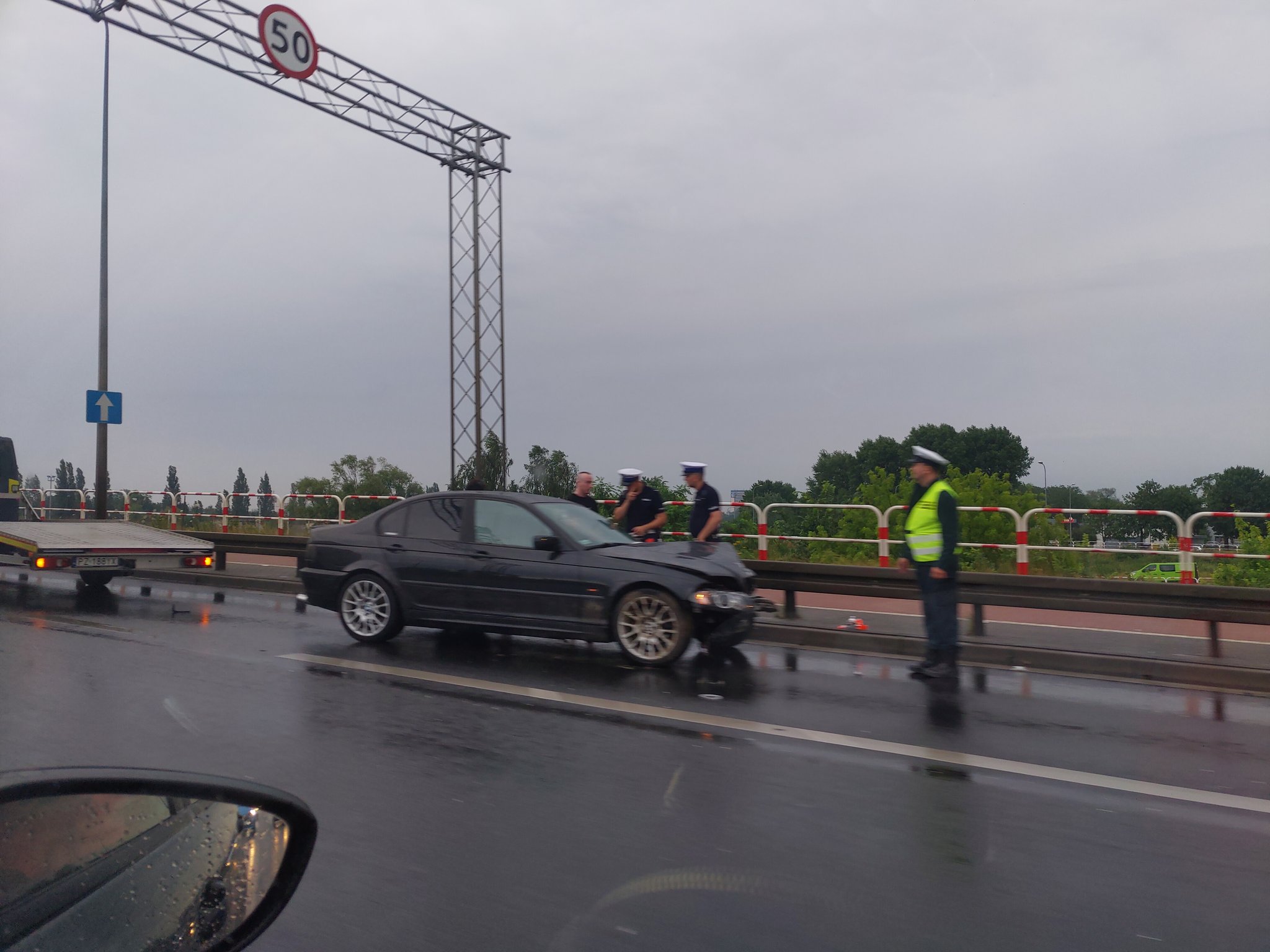 Samochód uderzył w bariery na wiadukcie Franowo – utrudnienia