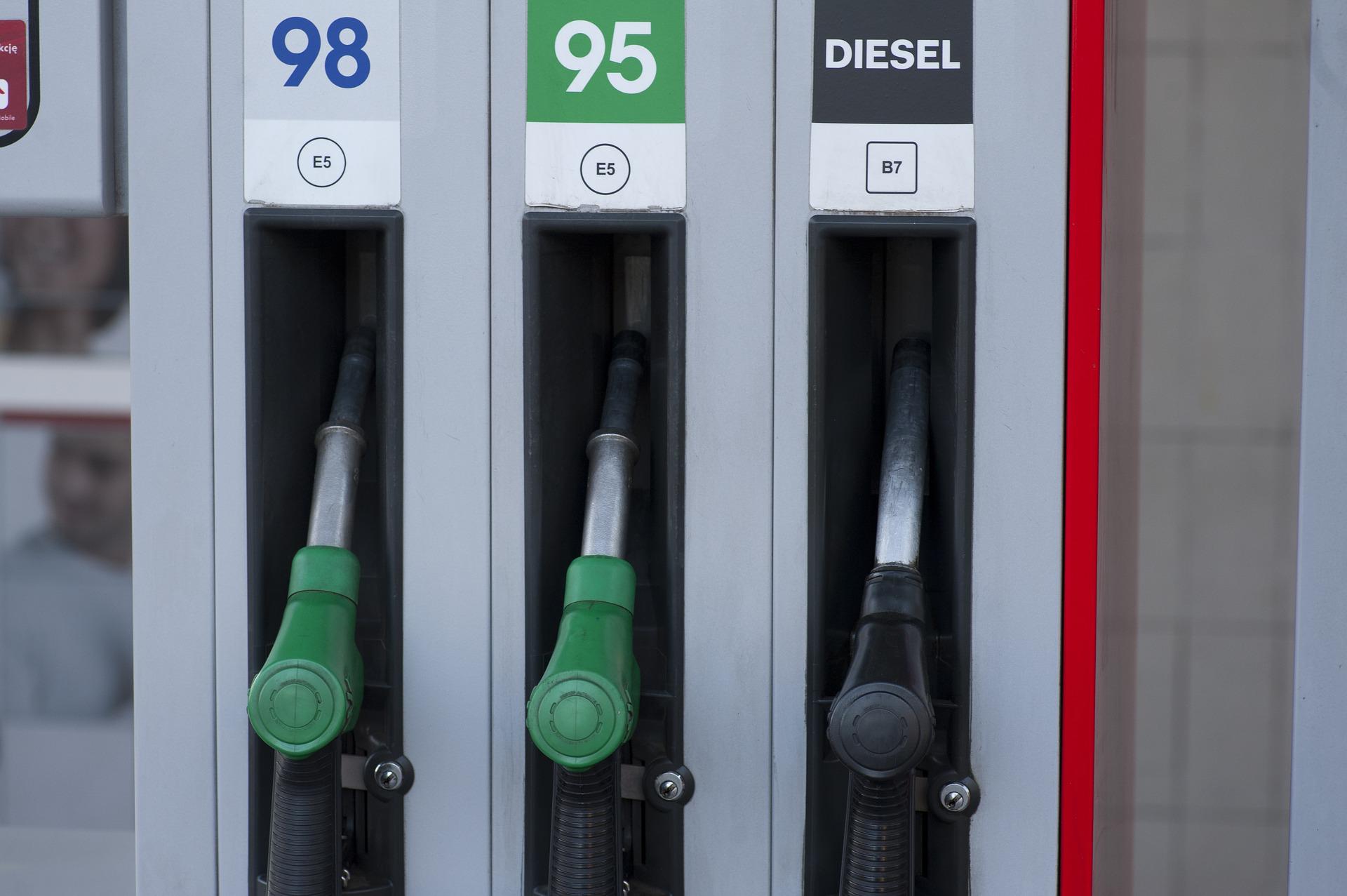 Tylko do 2035 roku będzie można kupić w UE samochód napędzany benzyną lub dieslem. Polska zapowiada sprzeciw