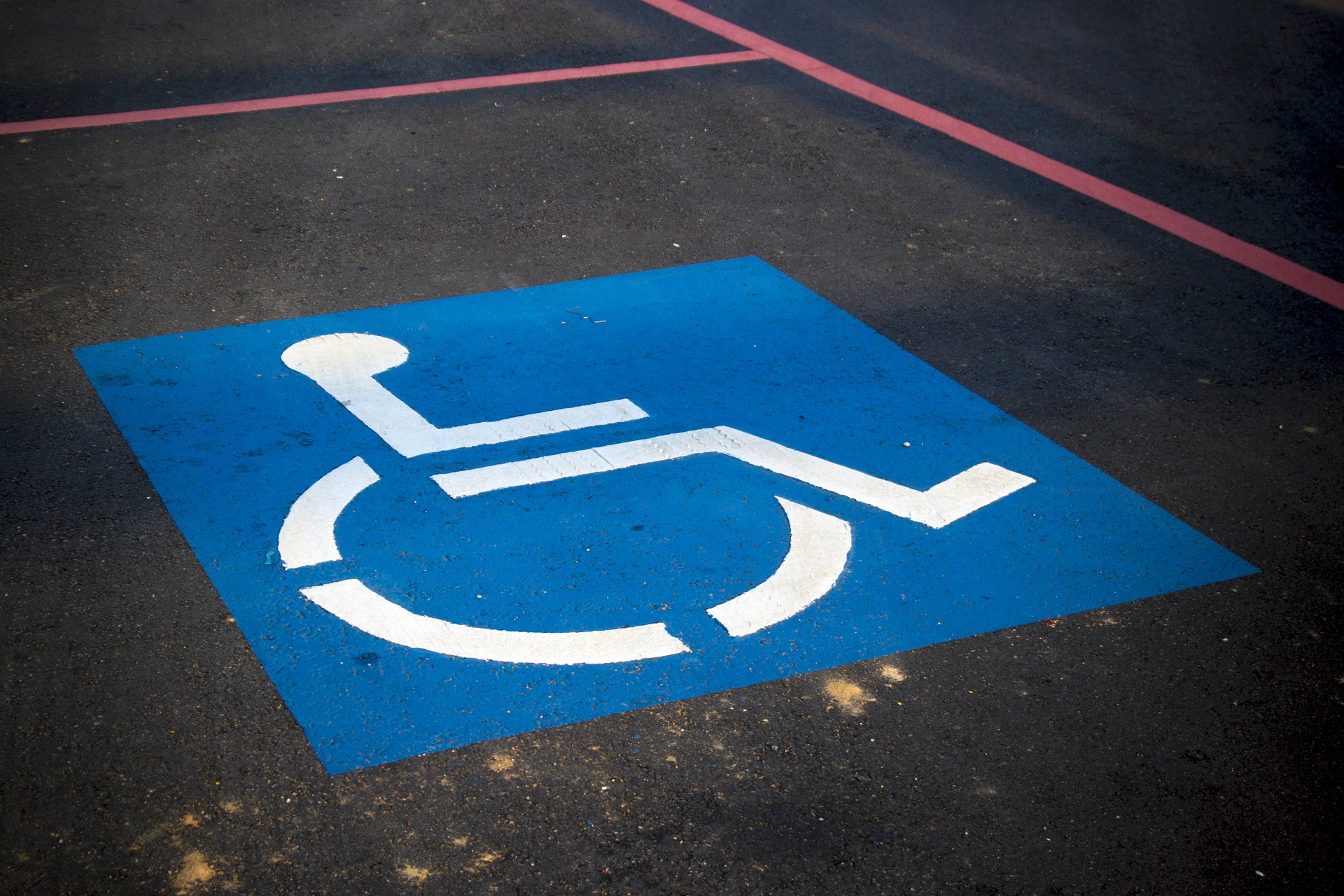 Drażniło go szukanie miejsca parkingowego, więc posługując się cudzą kartą zajmował miejsca dla niepełnosprawnych
