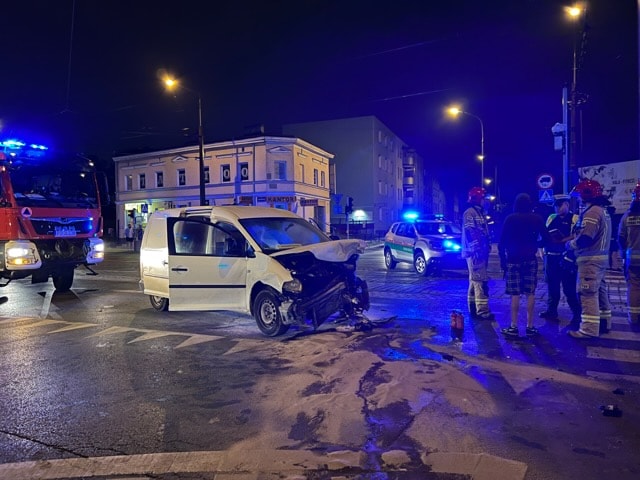 Nocny wypadek na ulicy Głogowskiej, samochód wpadł na przystanek