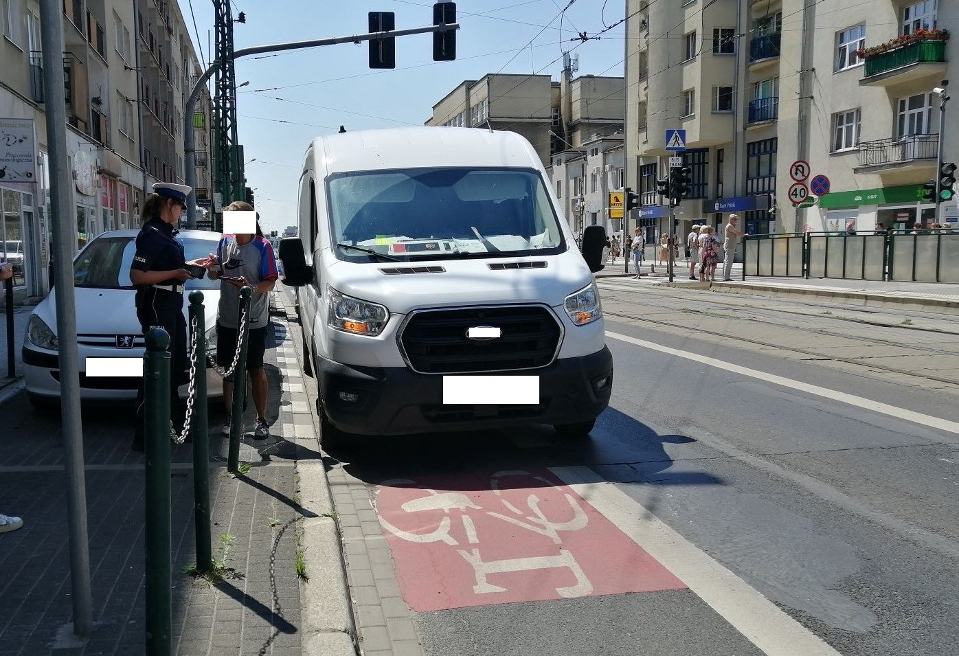 Na drodze dla rowerów i kopertach dla dostaw – służby kontrolują parkowanie na ul. Głogowskiej