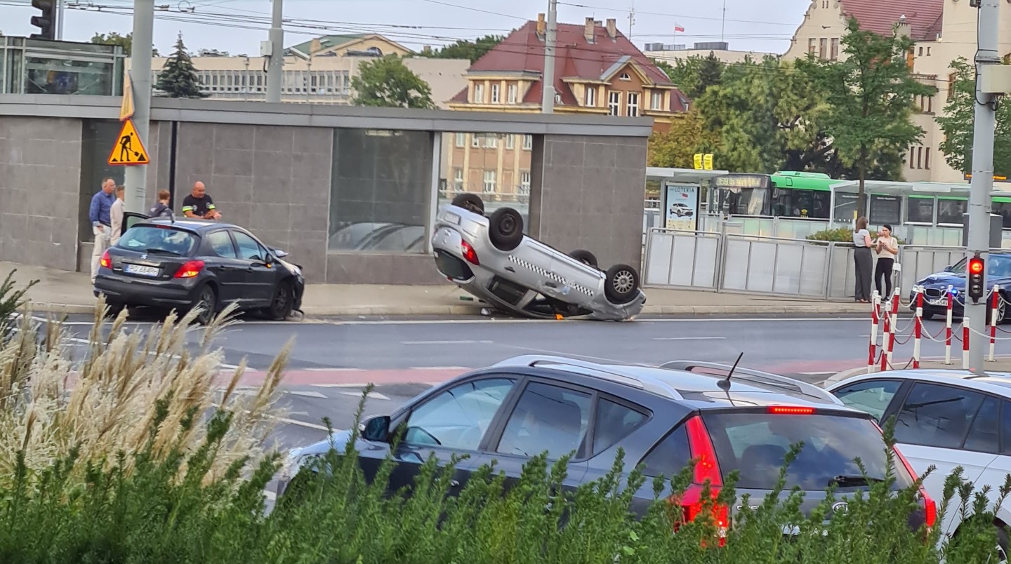 Wypadek na Rondzie Kaponiera, jeden z samochodów dachował