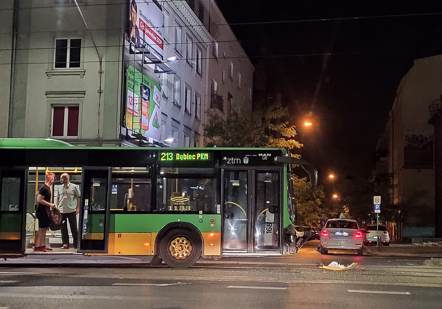 Nocna kolizja autobusu i Ubera