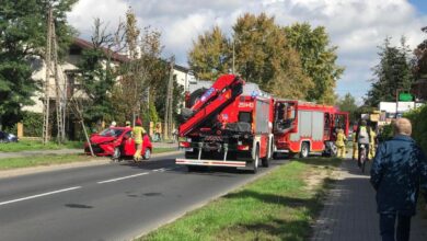 Matka z dwójką dzieci potrącona przez samochód na ul. Opolskiej, droga zablokowana