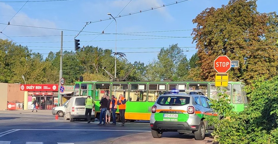 Kolizja samochodu z tramwajem na ul. Starołęckiej
