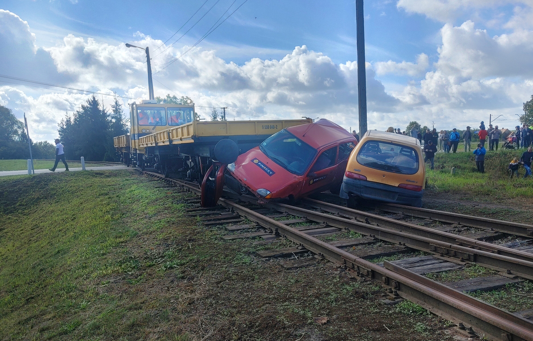 Dwa samochody zniszczone przez drezynę – co się stało w Orzechowie?