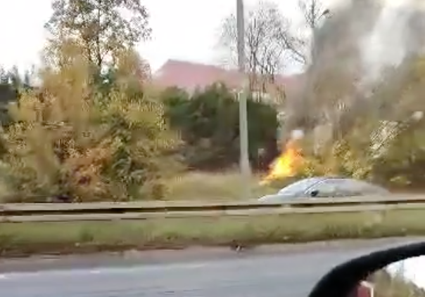 Pożar samochodu w rejonie skrzyżowania ul. Witosa, Wojska Polskiego i Niestachowskiej