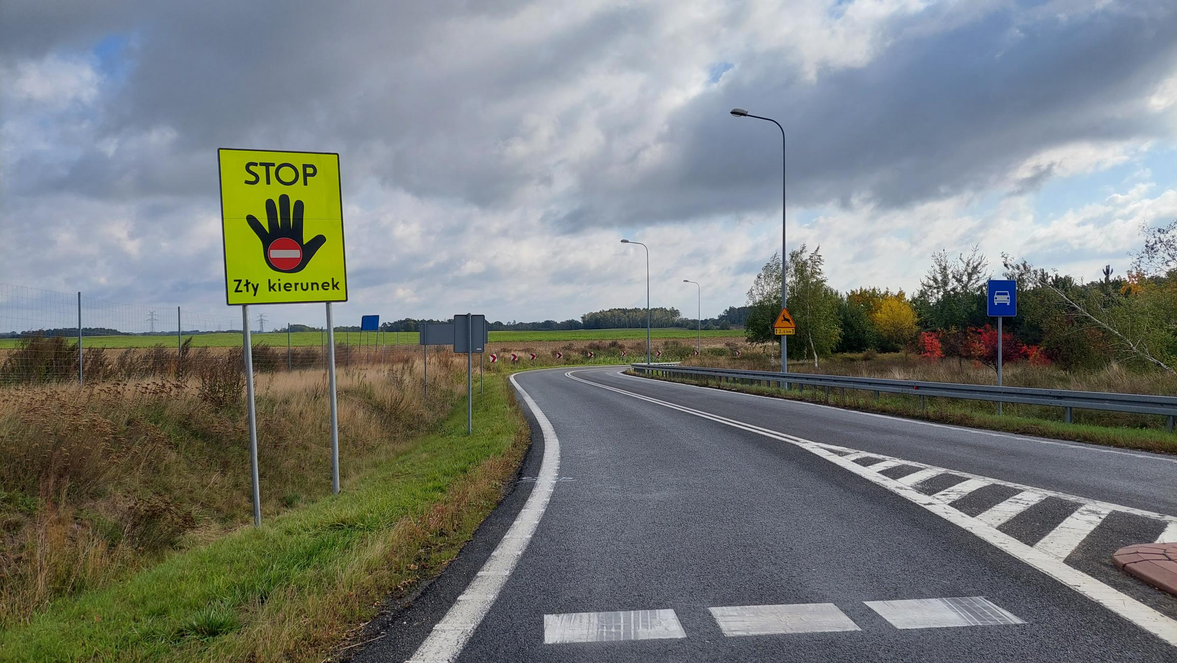 “STOP zły kierunek!” – kolejne tablice ostrzegawcze na wielkopolskich drogach
