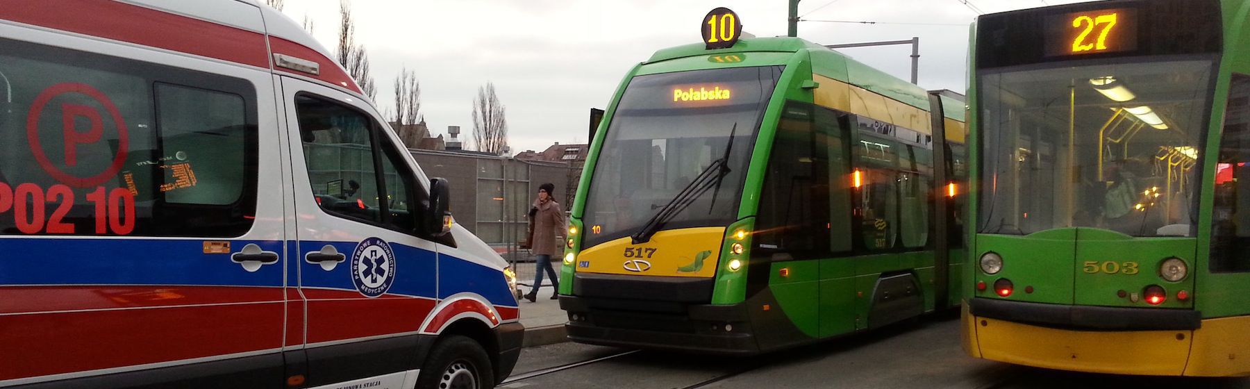 Zderzenie tramwaju i dwóch samochodów w Poznaniu. Ranne dziecko.