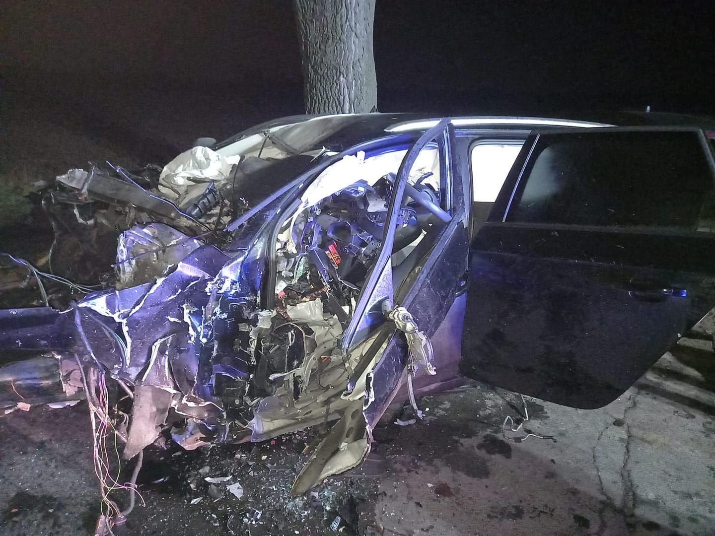 Dziś w nocy audi z dużą prędkością uderzyło w drzewo, kierowca zginął na miejscu a pasażer walczy o życie