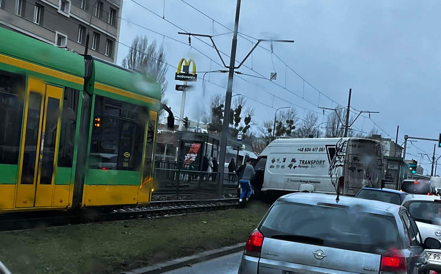 Samochód dostawczy utknął na torowisku na ul. Hetmańskiej – utrudnienia i wstrzymany ruch tramwajowy